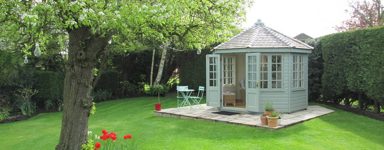 Wiveton Summerhouse, CraneGardenBuildings CraneGardenBuildings Classic style garage/shed