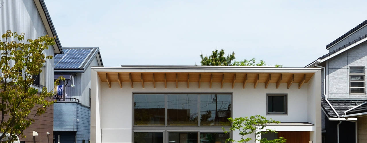 数的木质平房,这些有著简洁线条,乾净的门面让你可以感受日本传统美学