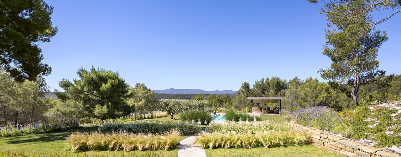 BEAURECUEIL - Jardin au pied de la Sainte Victoire, Agence MORVANT & MOINGEON Agence MORVANT & MOINGEON Jardin méditerranéen