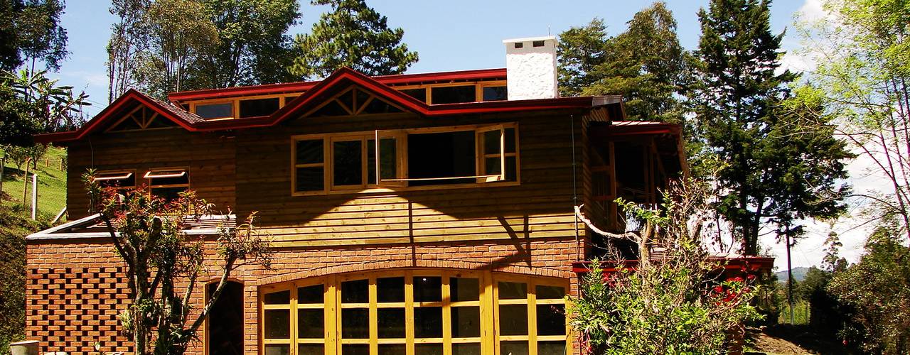 Casa de Campo, Guarne - Antioquia, @tresarquitectos @tresarquitectos Rumah Klasik