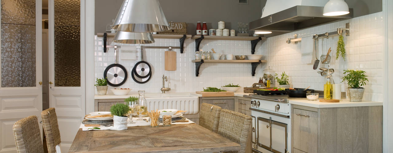 Una cocina de aire rústico que se adapta al entorno urbano, DEULONDER arquitectura domestica DEULONDER arquitectura domestica Cozinhas rústicas Madeira Efeito de madeira