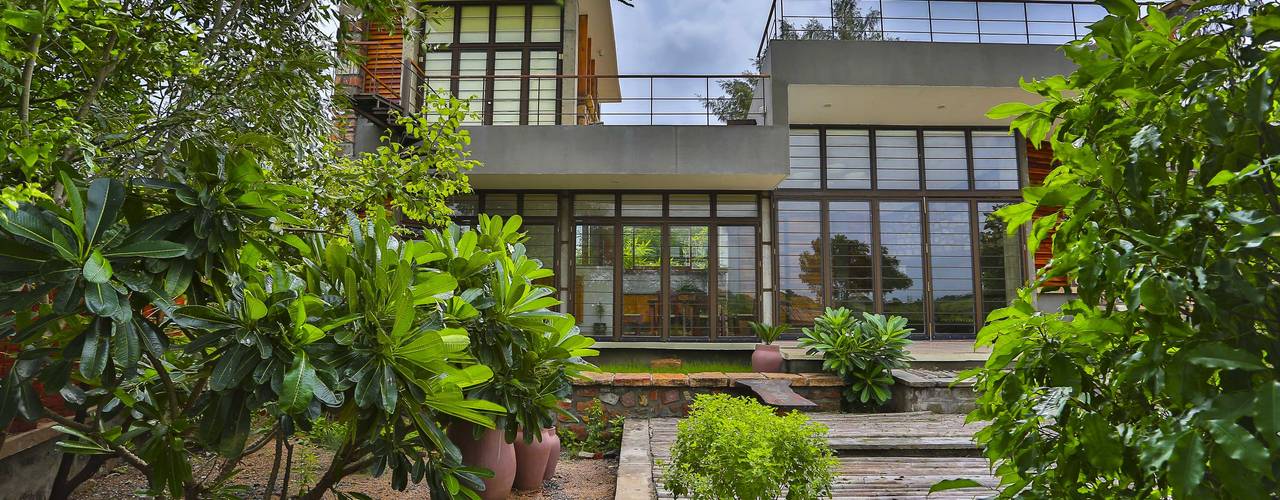 Villa Aaranyak, prarthit shah architects prarthit shah architects 庭院