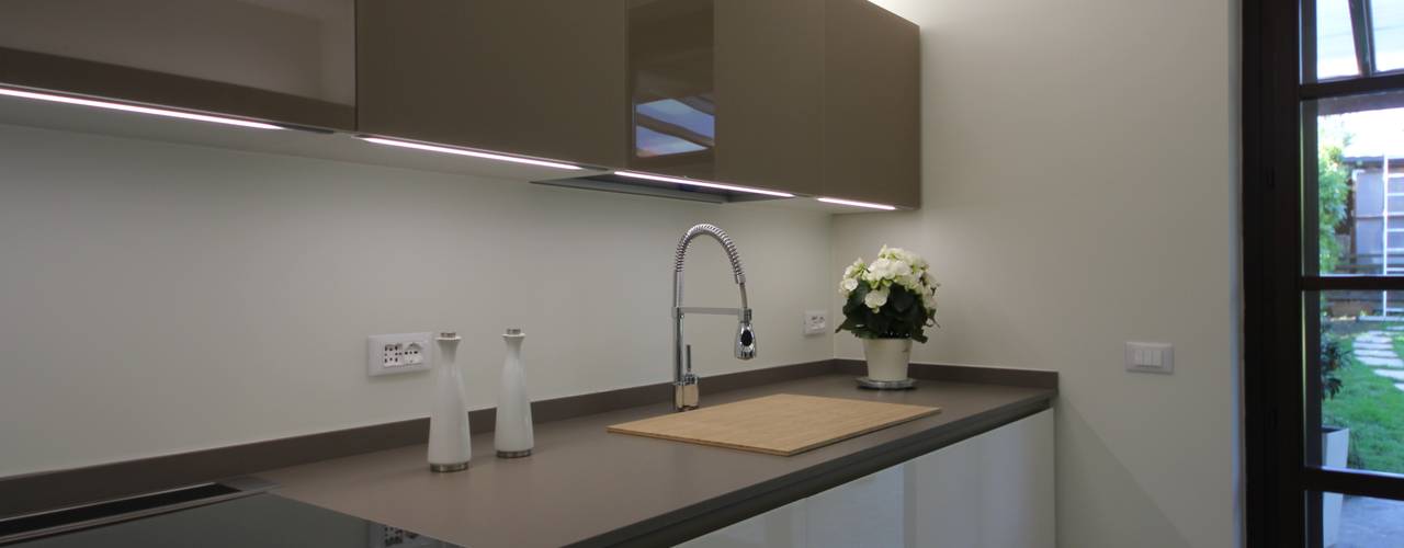 Glass white&brown kitchen, Falegnameria Ferrari Falegnameria Ferrari 現代廚房設計點子、靈感&圖片