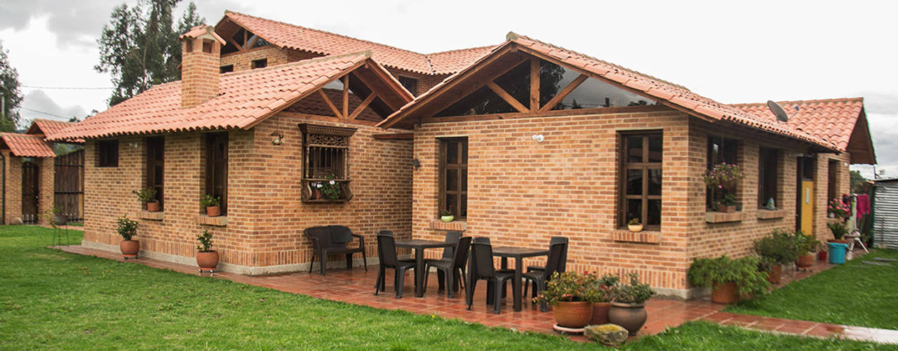 Casa Fagua, ENSAMBLE de Arquitectura Integral ENSAMBLE de Arquitectura Integral Country style house Bricks