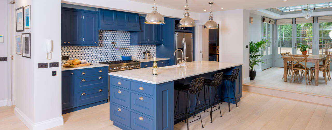 A Vibrant and Colourful Kitchen: Kensington Blue Kitchen, Tim Wood Limited Tim Wood Limited مطبخ