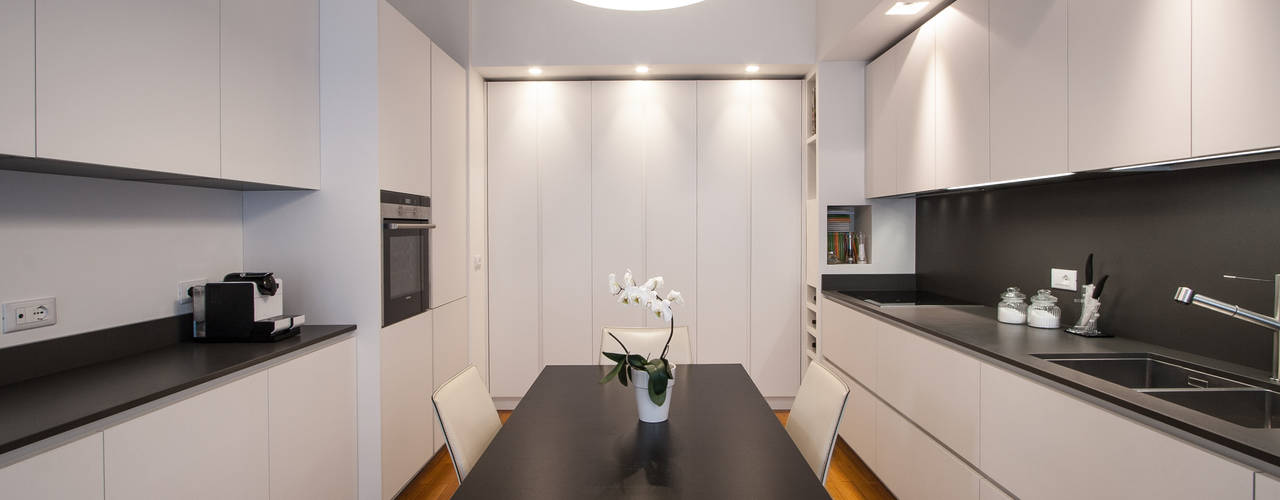 37VM_Ristrutturazione di un appartamento a Como, Chantal Forzatti architetto Chantal Forzatti architetto Built-in kitchens