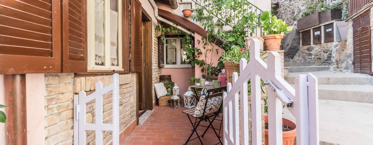 Centro Storico Boho, Sapere di Casa - Architetto Elena Di Sero Home Stager Sapere di Casa - Architetto Elena Di Sero Home Stager Eclectic style balcony, veranda & terrace