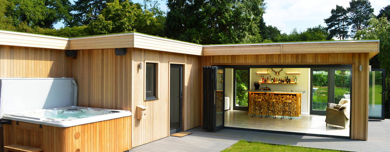 A Gorgeous and Bespoke Cedar Garden Room with Bar and Hot Tub, Crown Pavilions Crown Pavilions Giardino minimalista