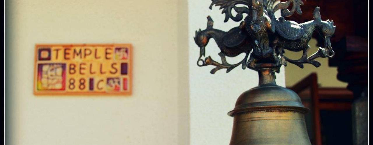 Temple Bells - Arati and Sundaresh's Residence, Sandarbh Design Studio Sandarbh Design Studio Daha fazla oda