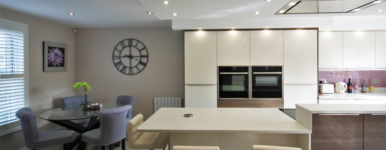 Modern Ivory Gloss Kitchen Diner Mixed With Old American Panelling, Kitchencraft Kitchencraft مطبخ