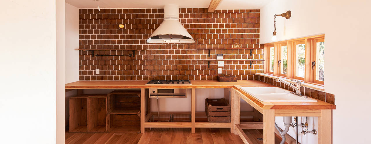 琵琶湖の家, URBAN GEAR URBAN GEAR Country style kitchen Solid Wood Multicolored