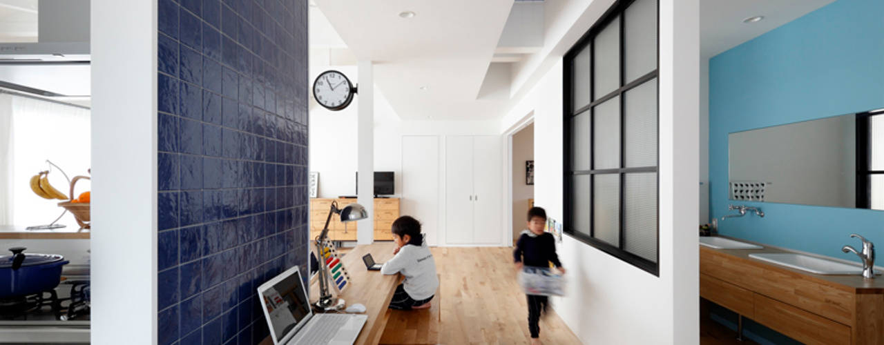 回遊できる家〈renovation〉－長く子供と仲良く、築46年の回遊できる家－, 一級建築士事務所アトリエｍ 一級建築士事務所アトリエｍ 北欧デザインの リビング タイル 青色
