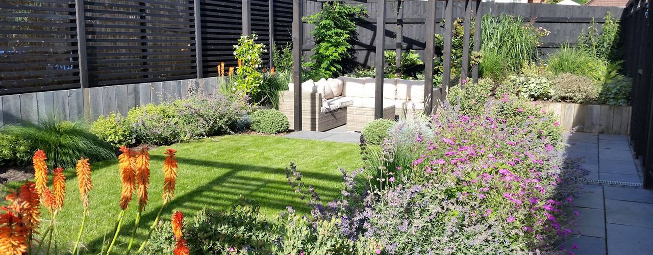 Sloping Garden Design, Crowthorne, Berkshire, Linsey Evans Garden Design Linsey Evans Garden Design Modern Bahçe