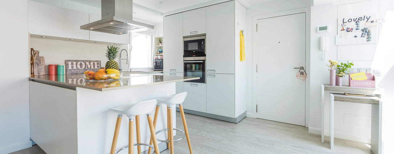 Una cocina blanca abierta al resto de la casa, Santiago Interiores - Cocinas Santos Santiago Interiores - Cocinas Santos Built-in kitchens