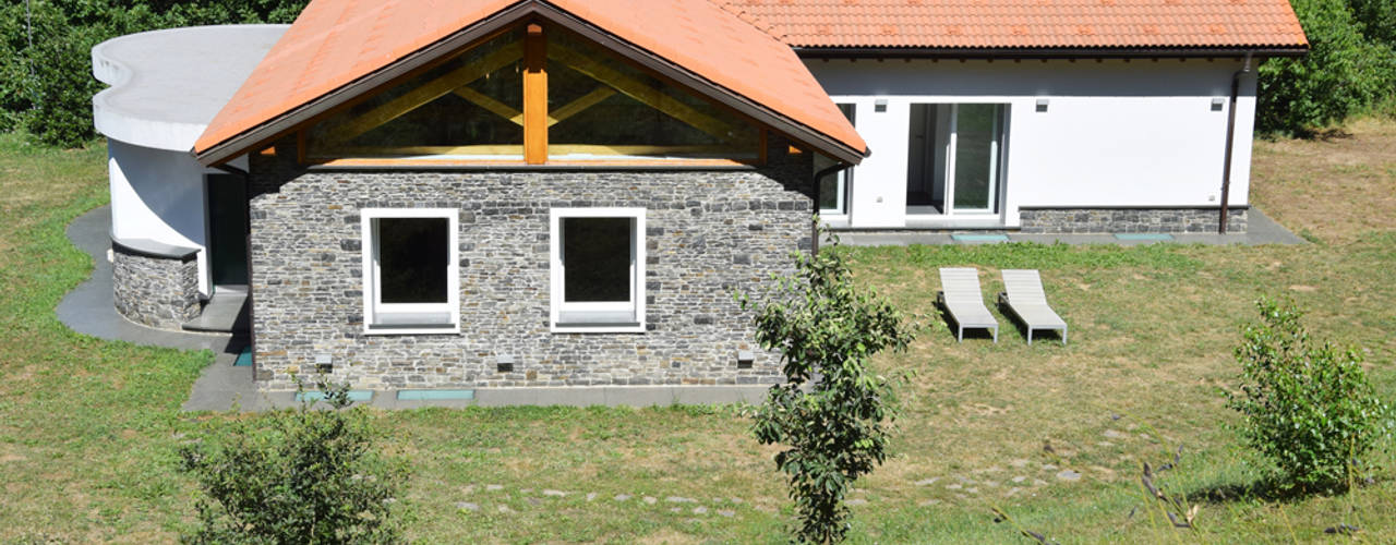 TETTO IN LEGNO, PIETRA E MATTONI A VISTA, silvestri architettura silvestri architettura Casas unifamiliares Piedra