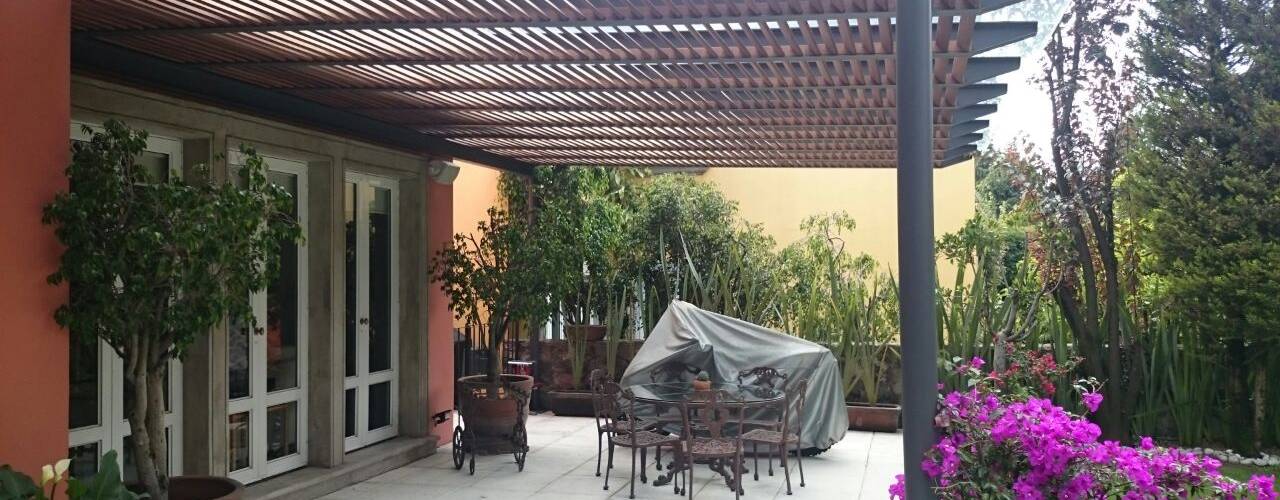 Pérgola Híbrida en Tequisquiapan, Materia Viva S.A. de C.V. Materia Viva S.A. de C.V. Mediterranean style balcony, veranda & terrace