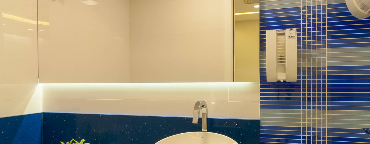 Projeto elegante e funcional para consultório oftalmológico, Bernal Projetos - Arquitetos em Salvador Bernal Projetos - Arquitetos em Salvador Modern bathroom Glass