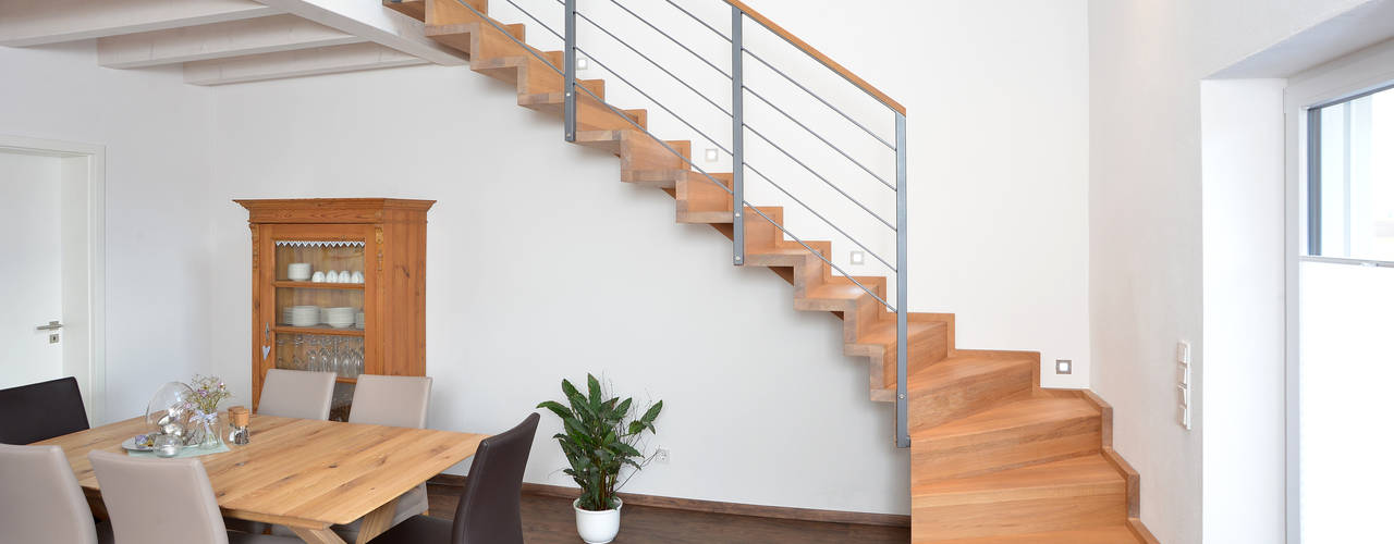 homify Escaleras Madera maciza Multicolor