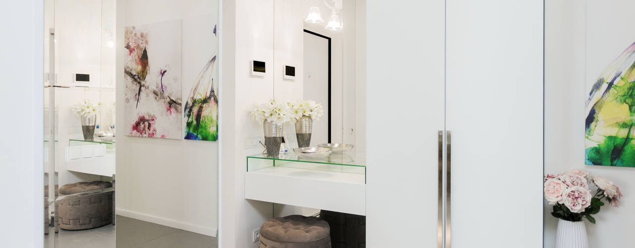 Mirrors, mlynchyk interiors mlynchyk interiors Minimalistischer Flur, Diele & Treppenhaus