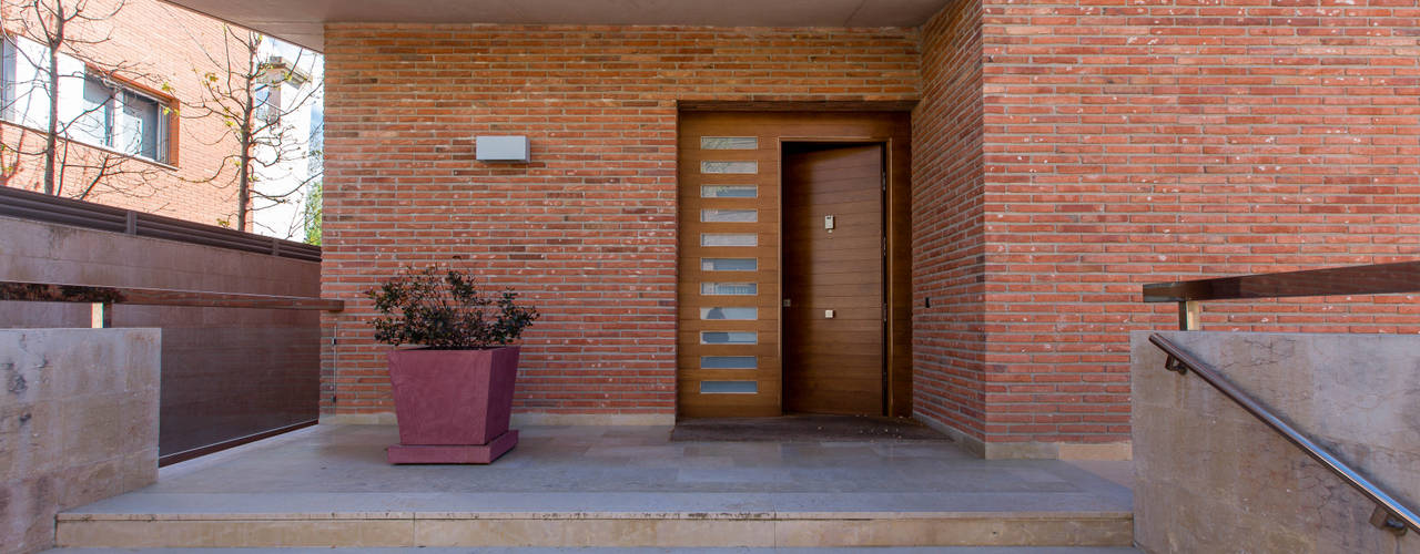 PROYECTO INTEGRAL DE CONSTRUCCIÓN DE VIVIENDA UNIFAMILIAR EN LLEIDA, Decara Decara Puertas de entrada Madera maciza Multicolor