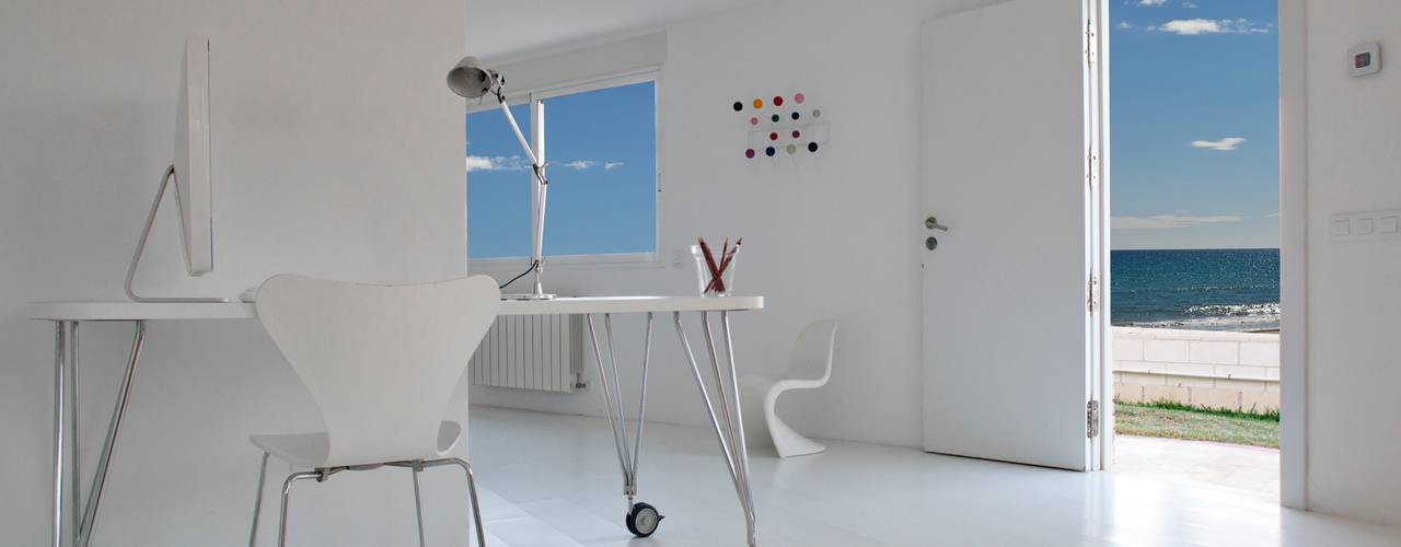 Una Vivienda Minimalista de sueño con impactante vista al mar: , Cristina Beltrán Arquitectos Cristina Beltrán Arquitectos Salones de estilo minimalista