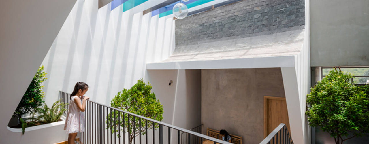 Mãn Nhãn Với Thiết Kế Nhà Lệch Tầng Đẹp Ngập Tràn Ánh Sáng, Công ty TNHH Xây Dựng TM – DV Song Phát Công ty TNHH Xây Dựng TM – DV Song Phát Balcones y terrazas modernos: Ideas, imágenes y decoración