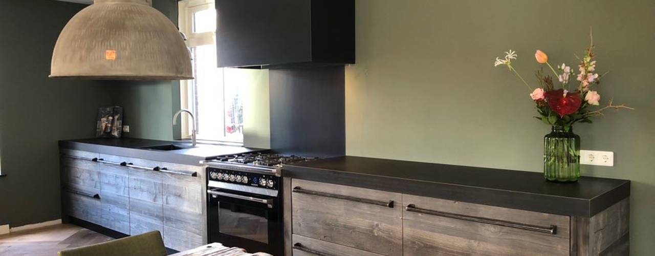 Keuken van Barnwood met apparatuur van Bosch en STEEL, RestyleXL RestyleXL Cocinas de estilo rural Madera Acabado en madera