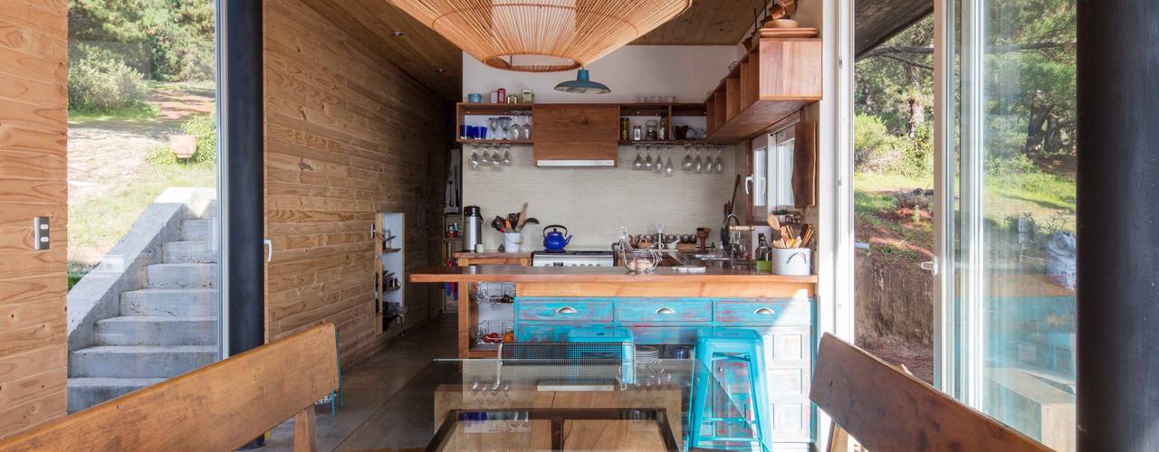 Casa Curaumilla, Crescente Böhme Arquitectos Crescente Böhme Arquitectos Built-in kitchens Wood Wood effect