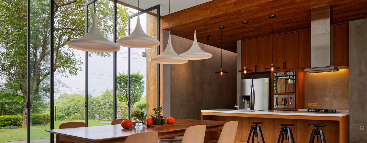 House of Inside and Outside, Tamara Wibowo Architects Tamara Wibowo Architects Tropical style kitchen Wood Wood effect
