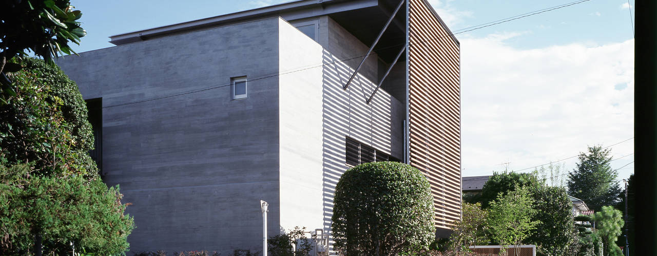 ひばりが丘、ギャラリーを意識した住まい、杉板化粧型枠コンクリート打ち放し外壁, JWA，Jun Watanabe & Associates JWA，Jun Watanabe & Associates Nowoczesne domy