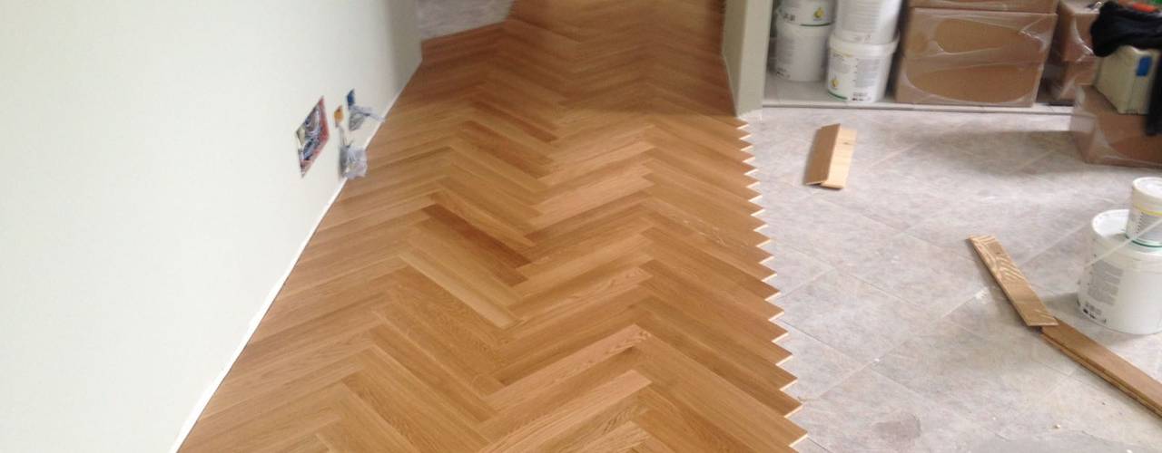 Pulizia del sottofondo e posa in opera di parquet prefinito in rovere, Soloparquet Srl Soloparquet Srl