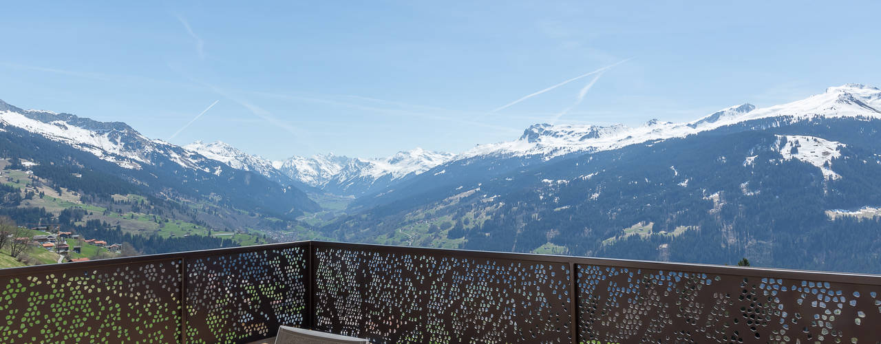 Einfamilienhaus im modernen Chalet-Stil, architetta schiers ag architetta schiers ag 모던스타일 발코니, 베란다 & 테라스