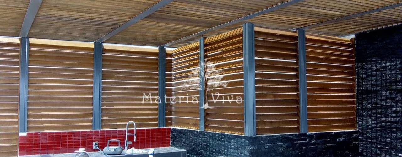 Pergola híbrida con lambrín tipo louver de madera, zona esmeralda, Naucalpan Edo. de Mex., Materia Viva S.A. de C.V. Materia Viva S.A. de C.V. Тераса