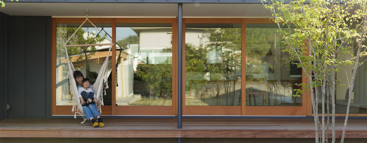 L字の家, toki Architect design office toki Architect design office Jardines de invierno modernos Madera Acabado en madera