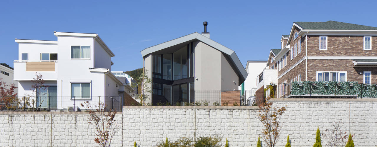 木の葉のような大屋根の家/ House in Minoh 3, 藤原・室 建築設計事務所 藤原・室 建築設計事務所 階段