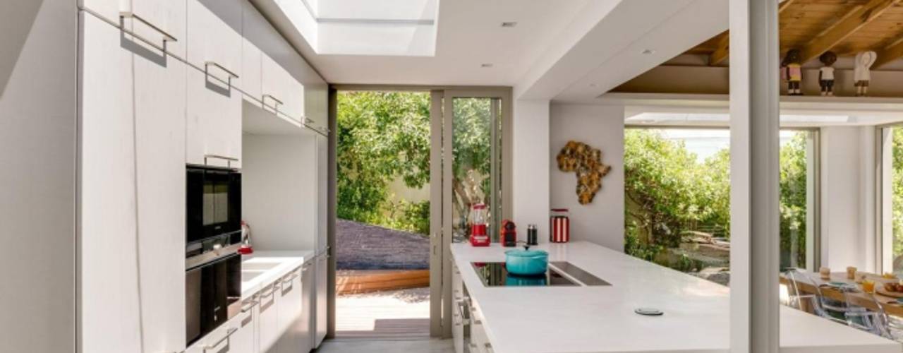 A Stunning Beach House in Clifton Fourth Beach, Van der Merwe Miszewski Architects Van der Merwe Miszewski Architects Dapur built in MDF