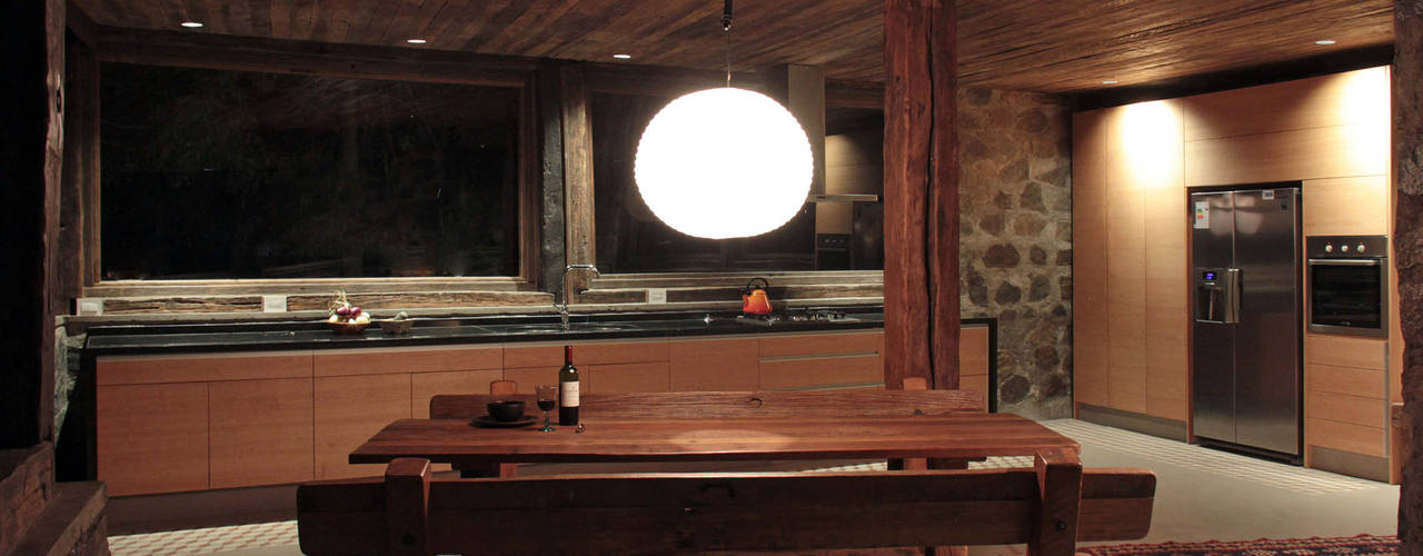 Casa Caleu II, Quincho, Crescente Böhme Arquitectos Crescente Böhme Arquitectos Rustic style dining room Wood Wood effect