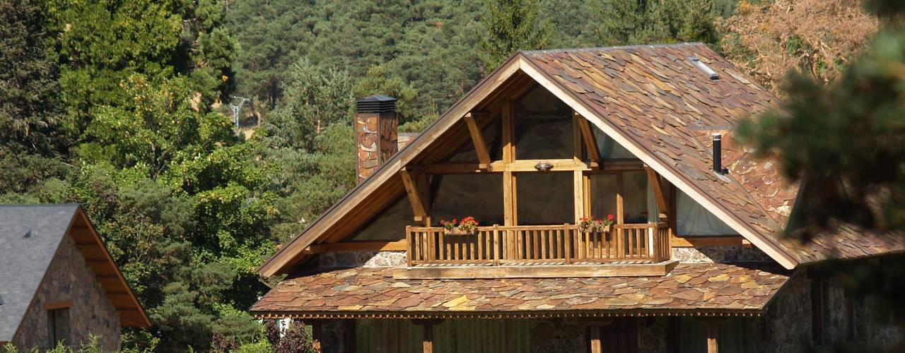 La casa entre los bosques, de piedra y madera por Manuel Monroy en San Rafael, Manuel Monroy Pagnon, arquitecto Manuel Monroy Pagnon, arquitecto منزل ريفي حجر