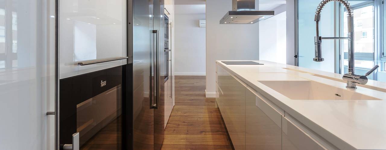 Projeto de cozinha com chão em mdadeira, DIONI Home Design DIONI Home Design Cozinhas modernas MDF Branco