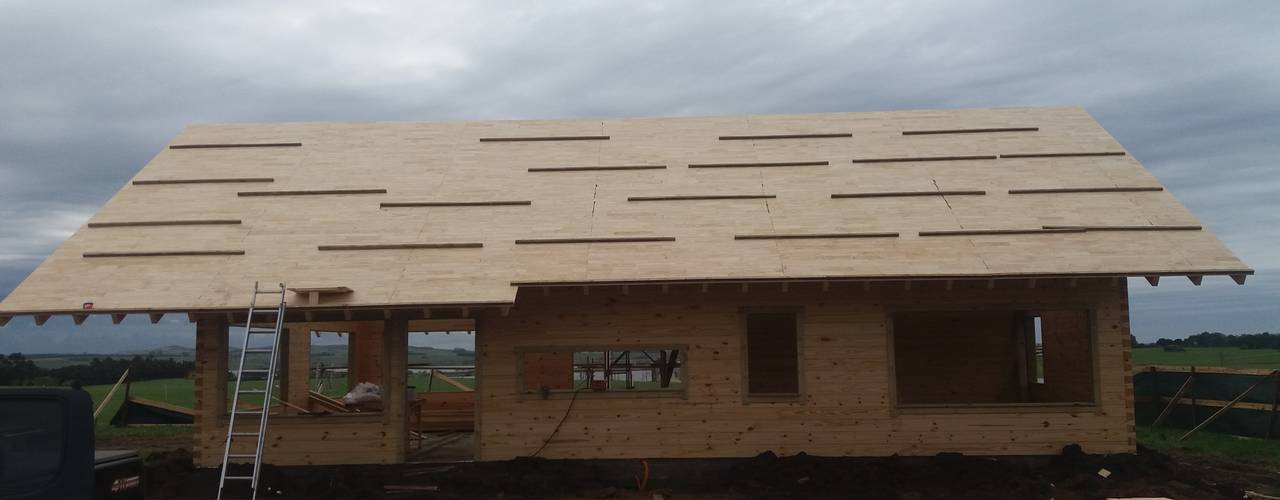 Casa en Uruguay (Construcción en 15 días) Superficie cubierta de 130 m2, Patagonia Log Homes - Arquitectos - Neuquén Patagonia Log Homes - Arquitectos - Neuquén Casas de madera Derivados de madera Transparente