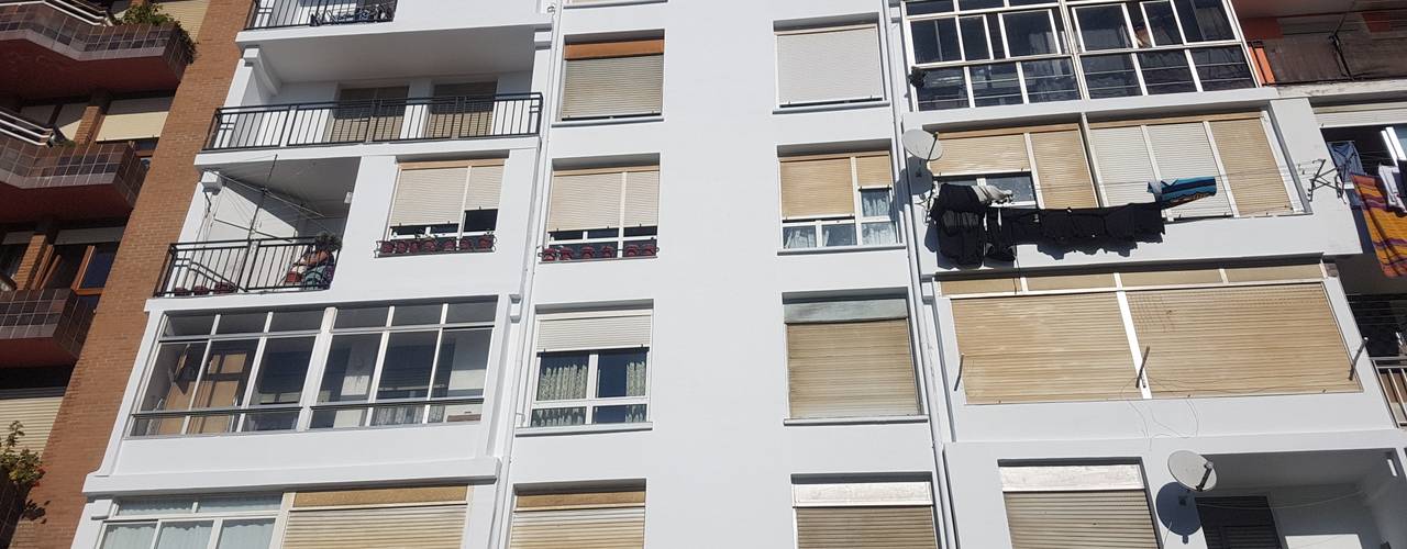 Reparación del hormigón deteriorado en la fachada de un edificio en Santander, MAU CONSTRUCCIONES Y REFORMAS EN CANTABRIA MAU CONSTRUCCIONES Y REFORMAS EN CANTABRIA Casas multifamiliares