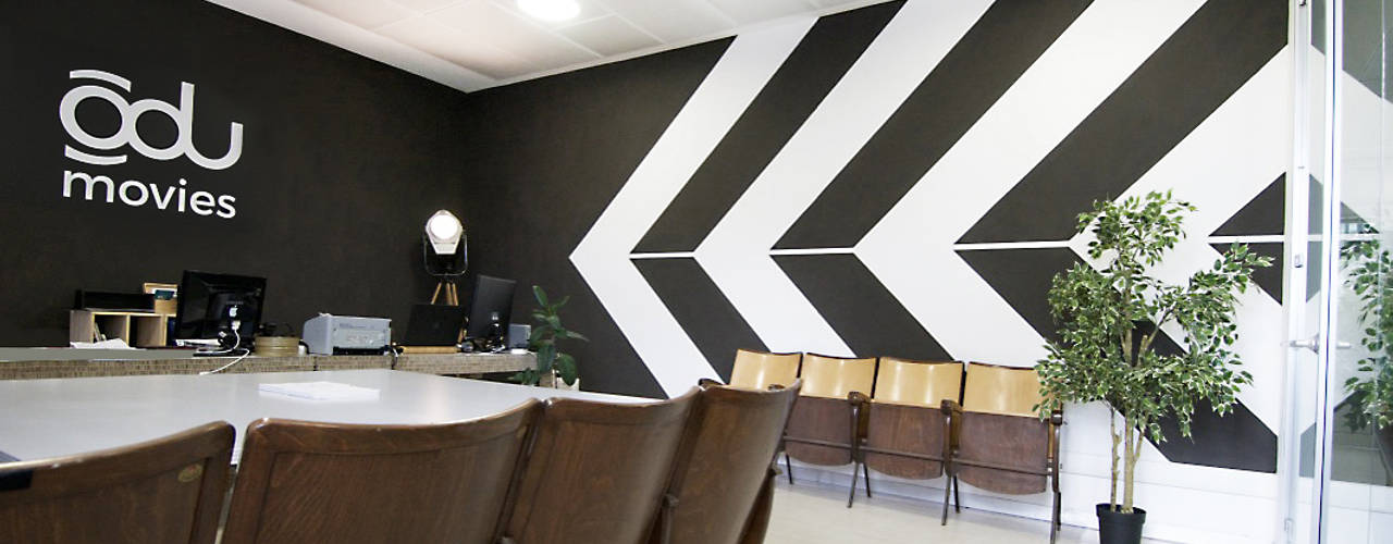 Il restyling dell'ufficio di una Casa di produzione., Rifò Rifò Studio in stile industriale Cemento Nero