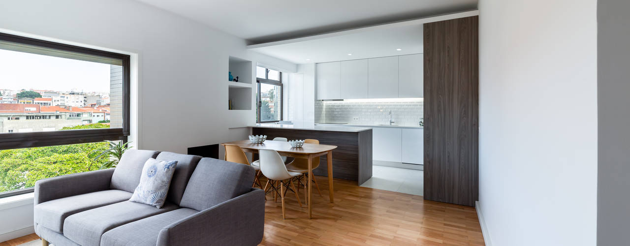 Incrível remodelação de apartamento T2 no centro do Porto, MOBEC MOBEC Moderne Wohnzimmer