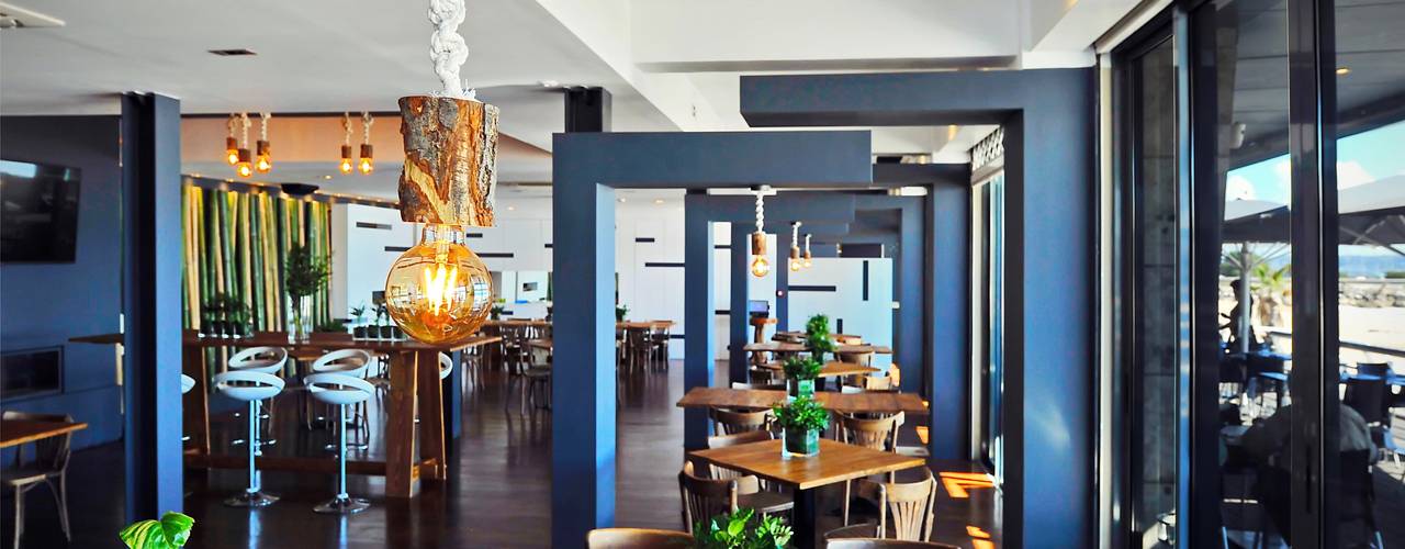 Projeto de decoração do Restaurante BBeach na Praia da Torre em Oeiras, Officina Boarotto Officina Boarotto Їдальня Масив Різнокольорові