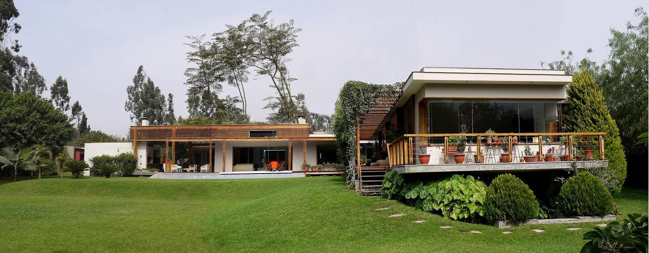 CASA DE CAMPO, SERZA ARQ CONSTRUCTION SAC SERZA ARQ CONSTRUCTION SAC Wooden houses