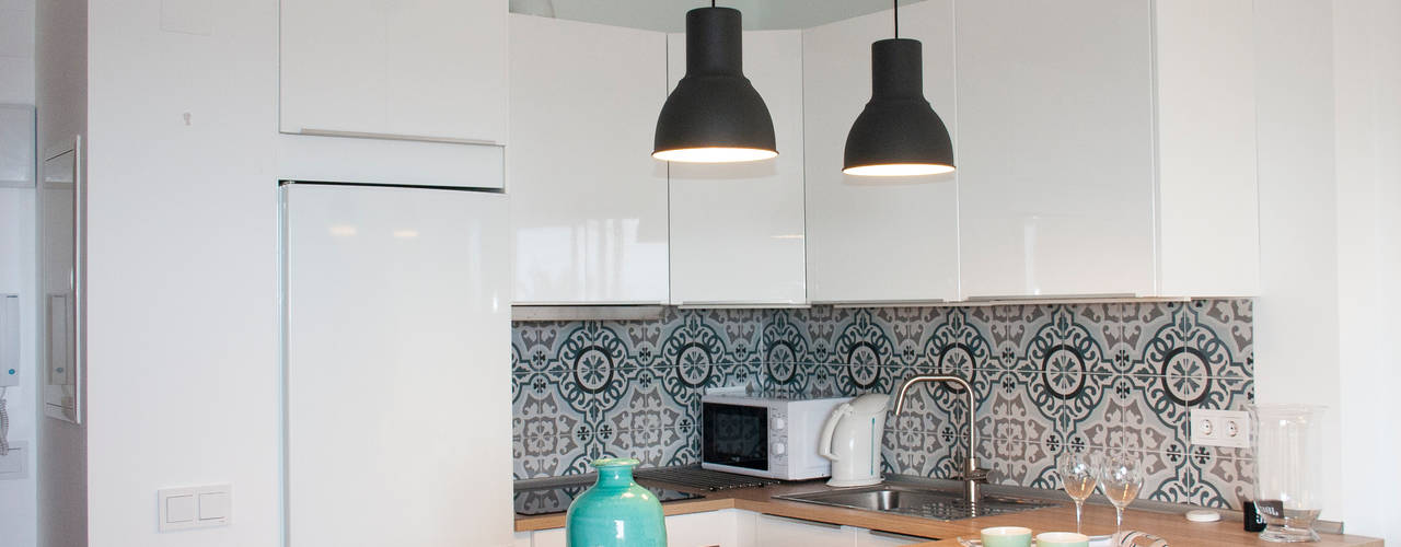 Proyecto de Interiorismo · Apartamento Marbella, Renoba · Reformas e Interiorismo Renoba · Reformas e Interiorismo Small kitchens White