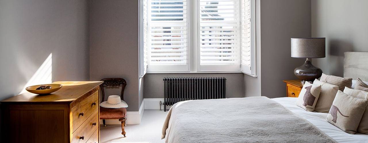 A Classic Contemporary Home in Clapham South, Plantation Shutters Ltd Plantation Shutters Ltd Small bedroom Solid Wood Multicolored