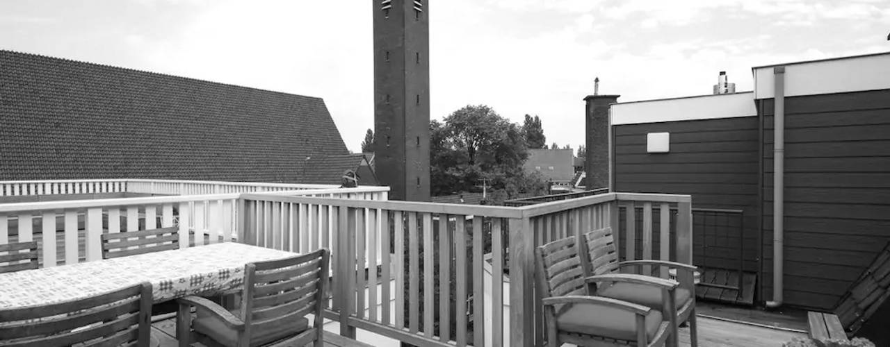 Nursery renovated into big family home., Dineke Dijk Architecten Dineke Dijk Architecten ระเบียง