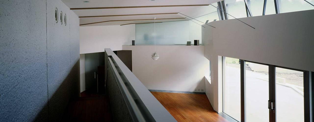 中軽井沢：原生林にいだかれ、暖炉のある伸びやかな住まい, JWA，Jun Watanabe & Associates JWA，Jun Watanabe & Associates Modern Living Room