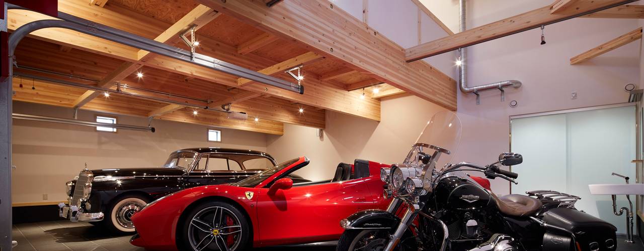 車３台収容！電動オーバーヘッドシャッターを採用した高品質木造ガレージハウス, （株）バウハウス （株）バウハウス Garages prefabricados Azulejos